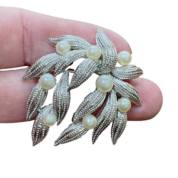 Vintage Crown Trifari Textured Silver Tone Faux Pearl Large Spray Brooch Pin - Picture 5 of 7